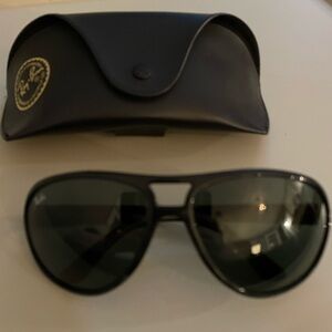 Ray-Ban Black polarized Aviator Sunglasses